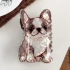 Perro pug marrón
