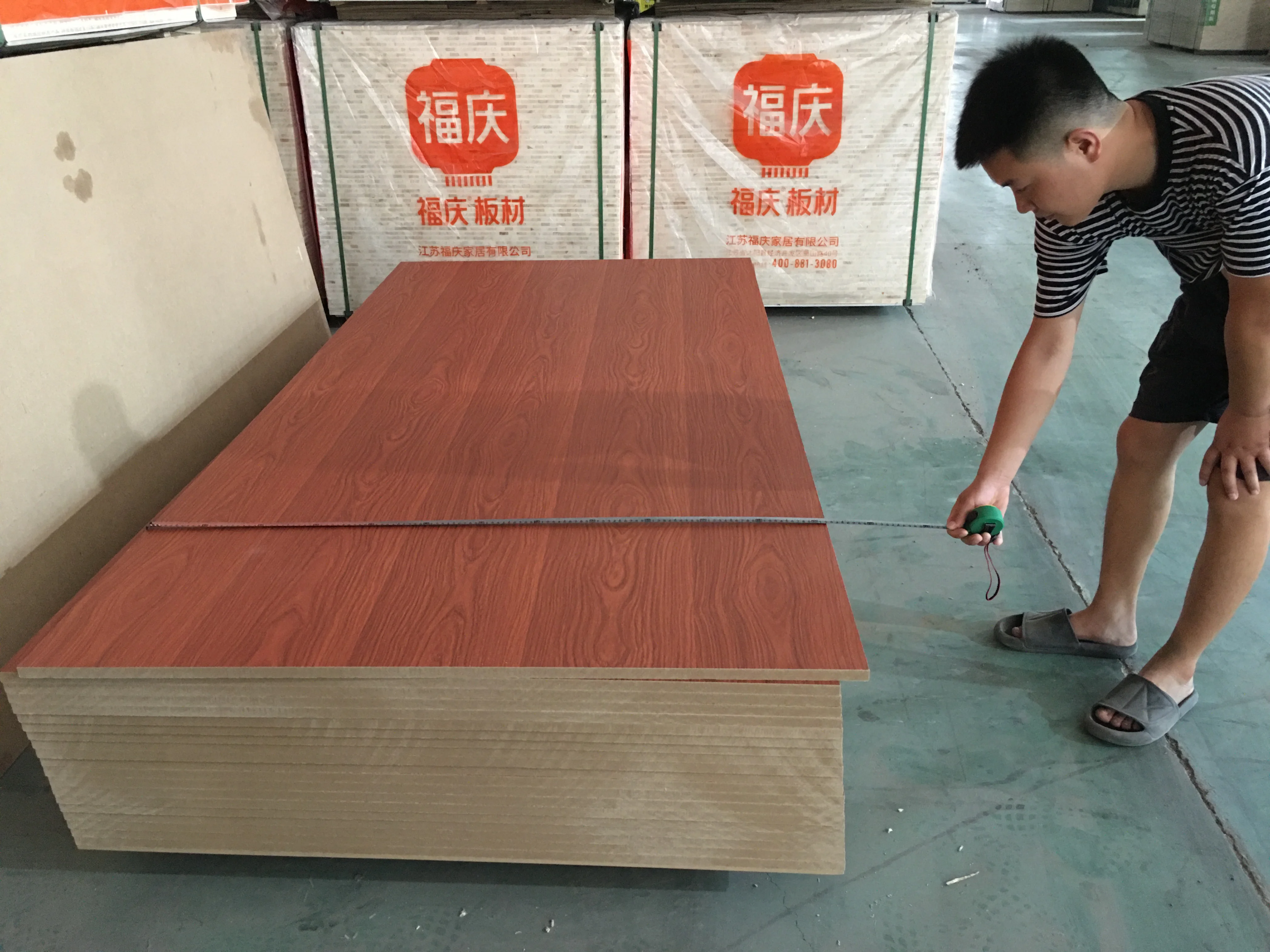FSC Red Colour Wood Grain Medium Density Fiber Board HDF / UV / Melamine Faced MDF for Interior Decoration
