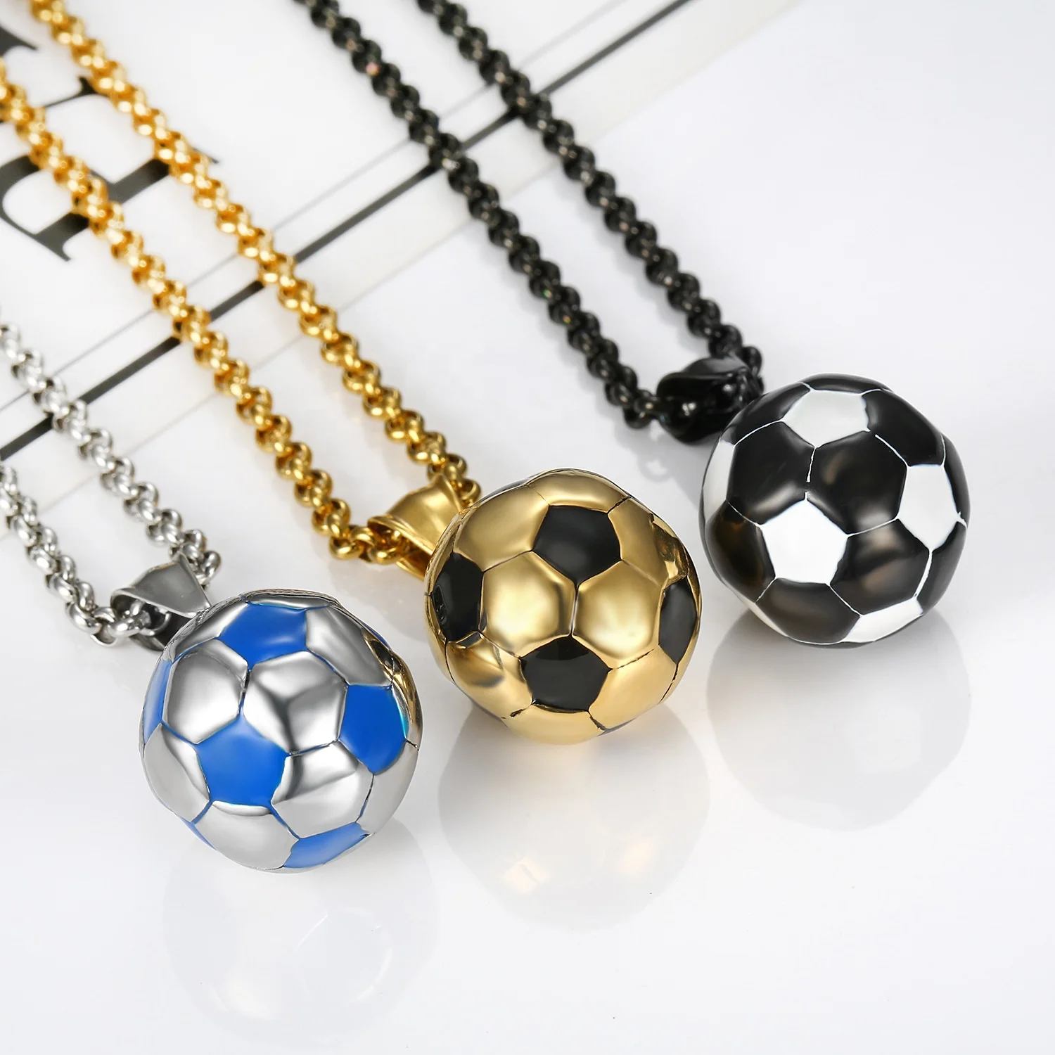Pendentif Ballon De Football En Acier Inoxydable - Neuf Avec étiquettes, Marque OxcmoBijoux