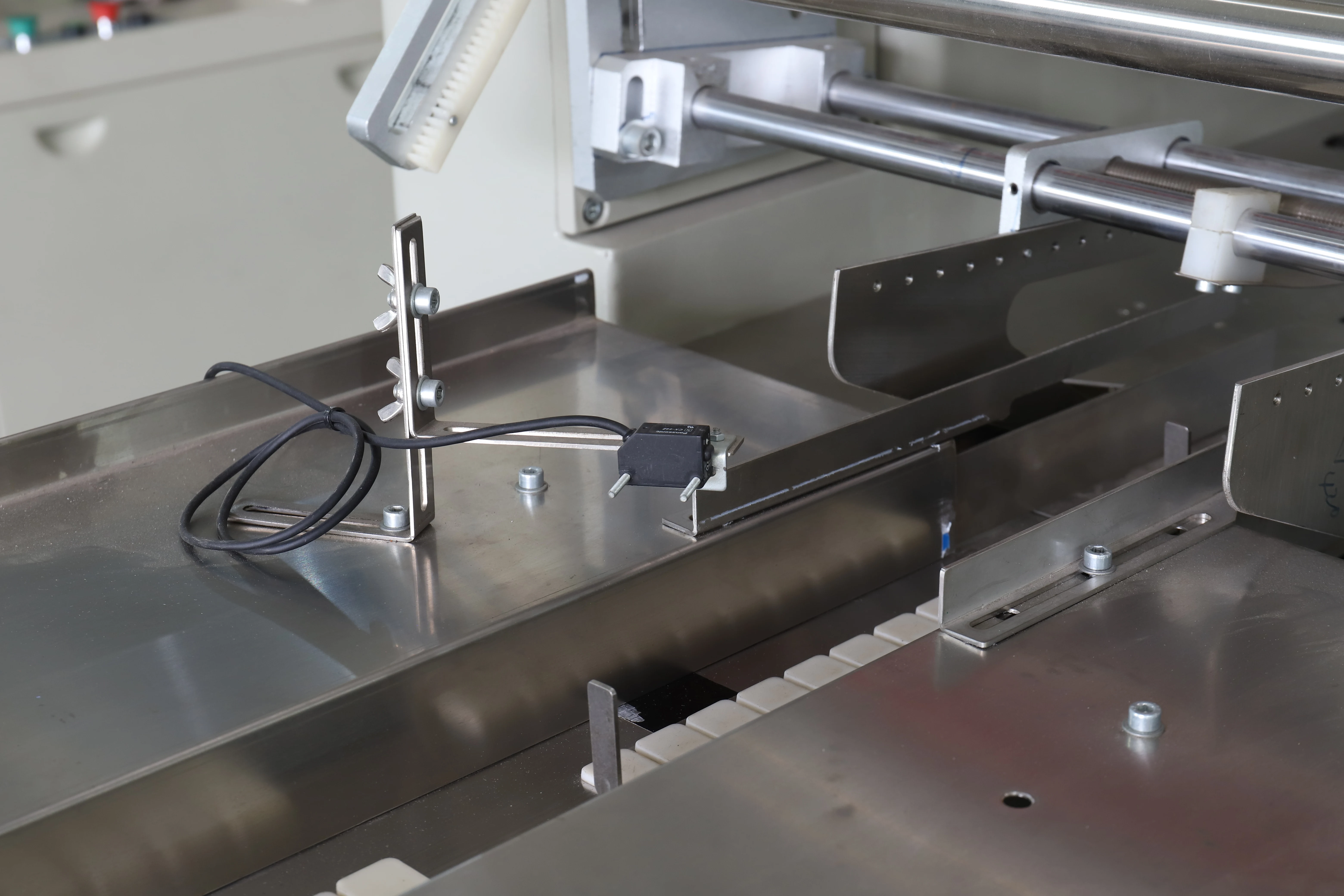 Semi Automatic Flowpack Roll Packing Machine for Cake bread biscuit mamoul chocolate