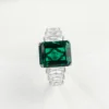 Anillo Clásico y Versátil de Esmeralda