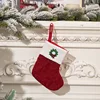 Calcetín navideño con letras bordadas de dibujos animados q