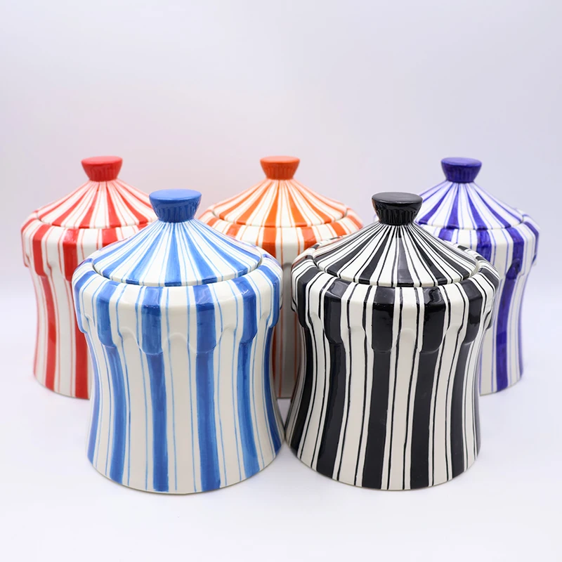 Décoration intérieure personnalisée pour les fêtes : récipient vintage en céramique pour biscuits et aliments, pot à bonbons en forme de tente de Noël avec couvercle.