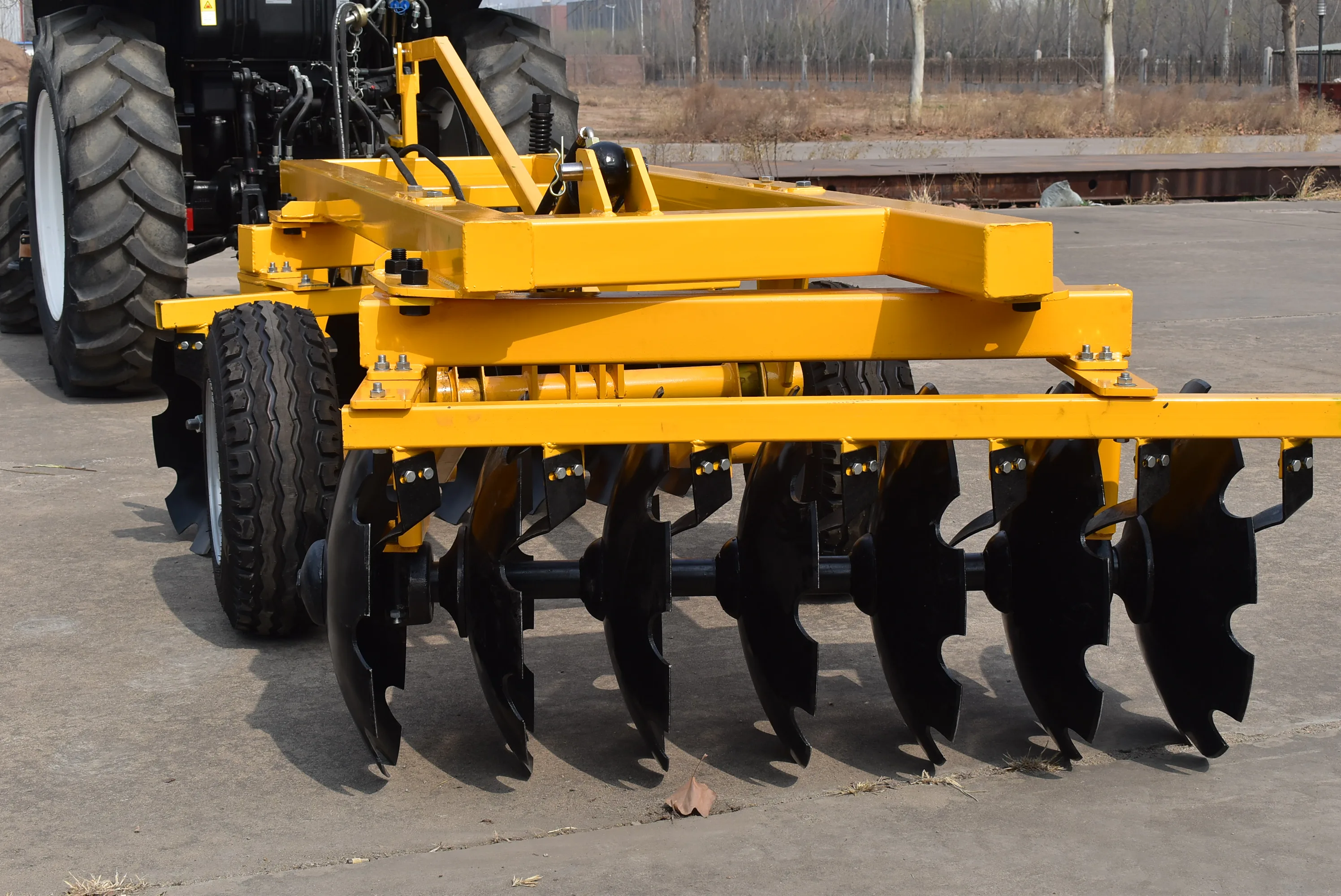 tractor trailed hydraulic 18pcs disc harrow with 280 mm disc spacing designed for soil preparation