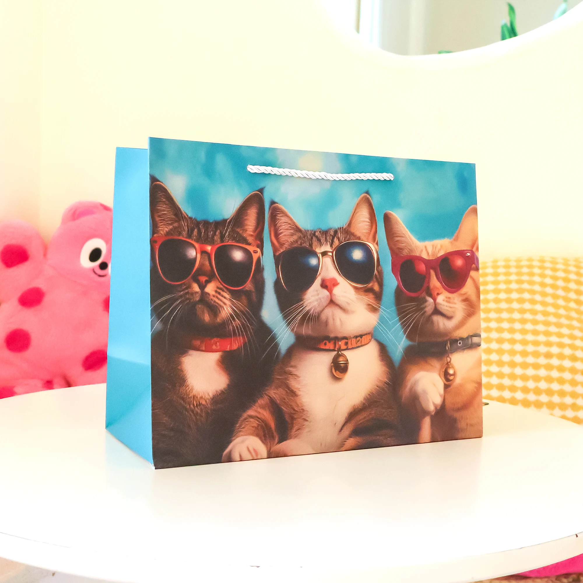Huahao Can Customize Eco-friendly Gift Parties and Gift Bags with Ribbon Handles for Gift Packaging
