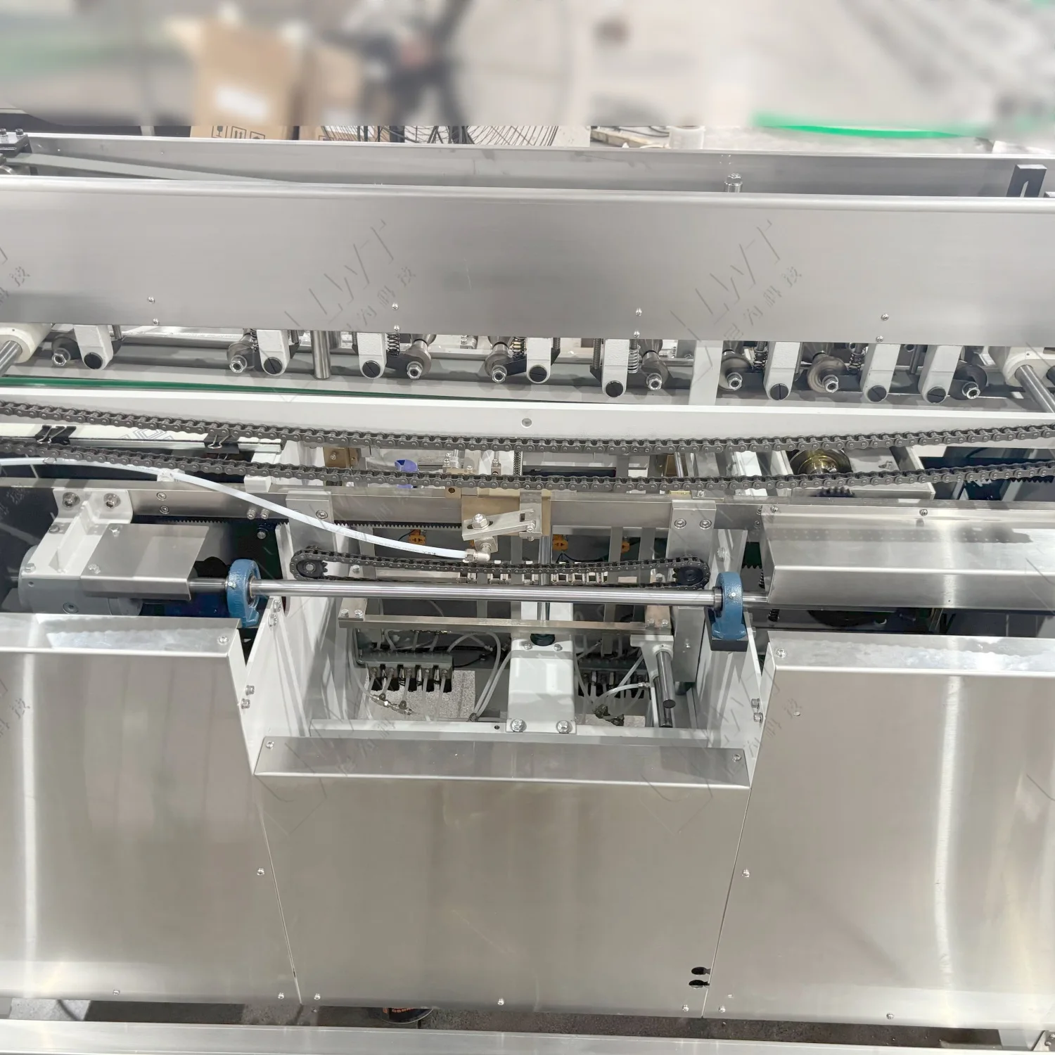 Electric Horizontal Labeling Machine for Tin Cans Pickle Bottles Glass Paper Metal Wood Packaging with Core Motor PLC Components