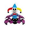 Payaso con patas moradas con cuerda.