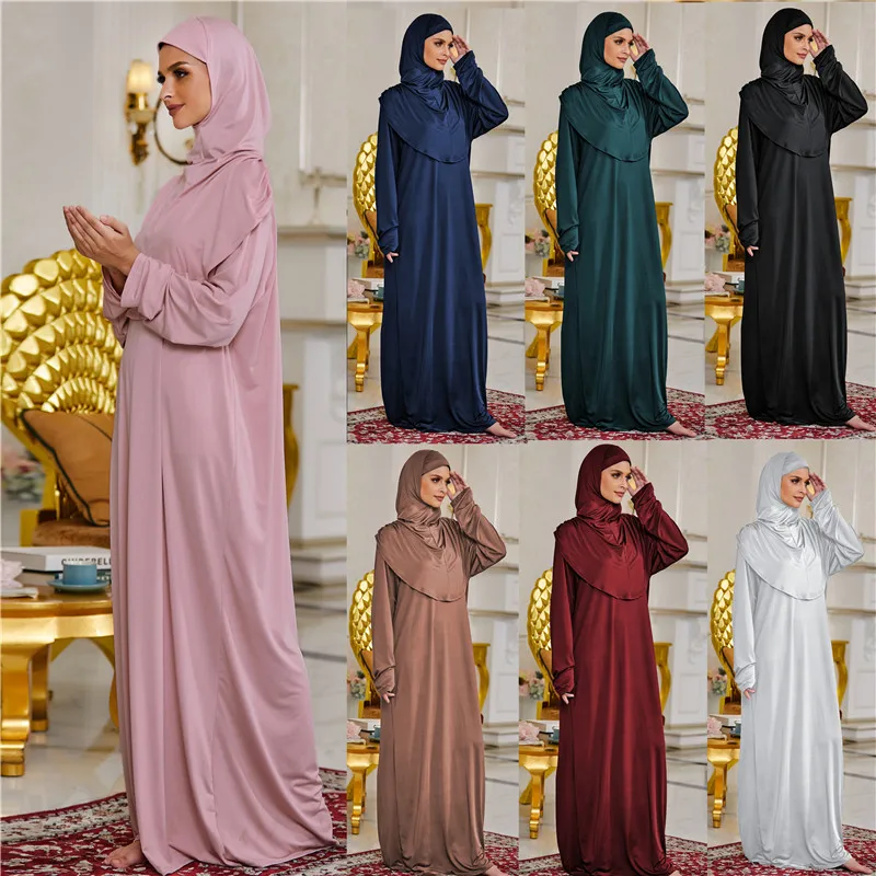 Bộ trang phục nam tính và đầy quyến rũ của những người phụ nữ Hồi giáo khiến người xem không thể rời mắt. Các chi tiết tinh tế, màu sắc rực rỡ cùng chất liệu mềm mại và thoải mái sẽ khiến cho những ai muốn tìm hiểu về văn hóa Hồi giáo tò mò hơn.