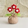 Bolso rojo con diseño de flor abullonada.