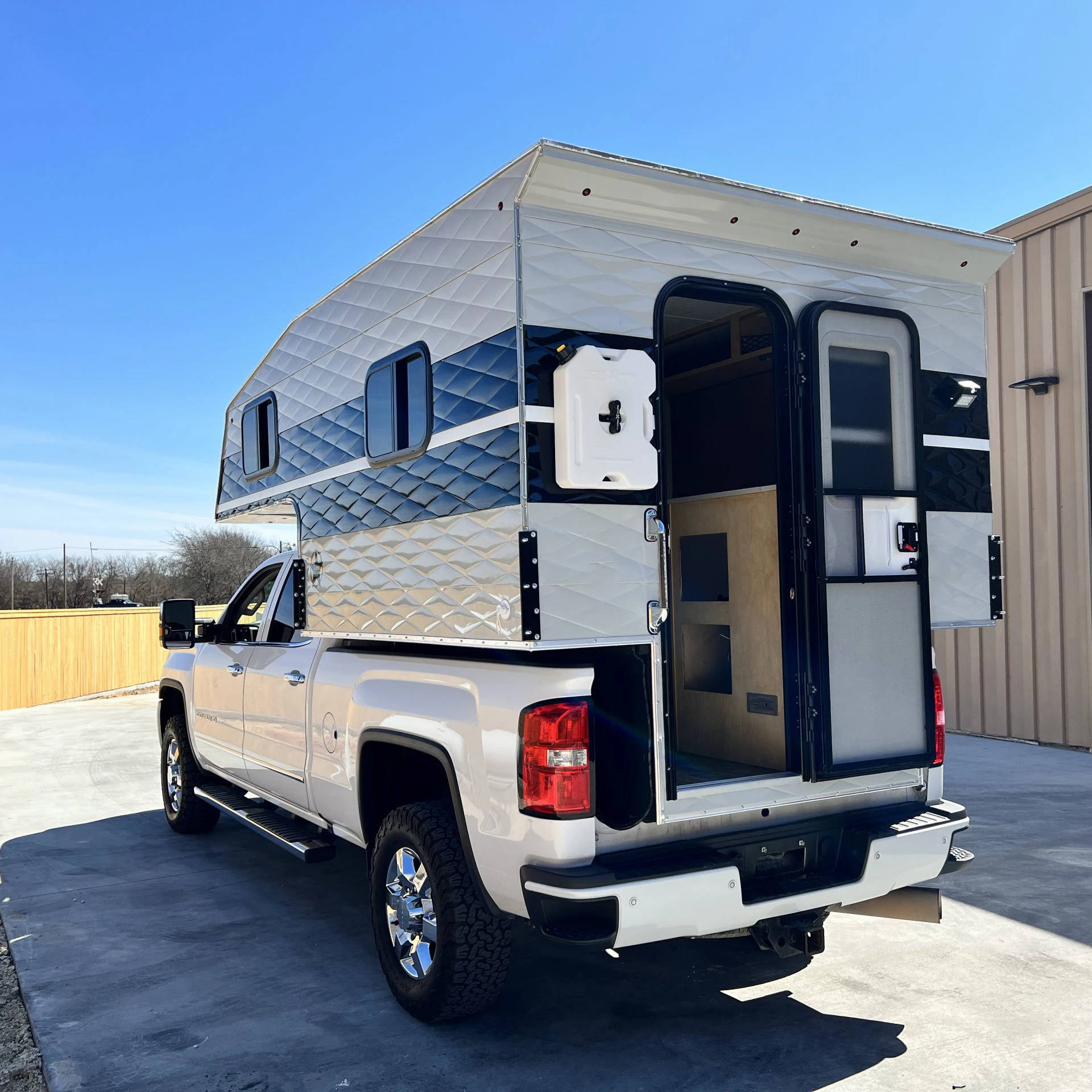 Expedition Overland Pickup 4x4 Sleek Fiberglass Truck Camper With Slide Out Comfortable