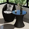 Una mesa y una silla (negra)