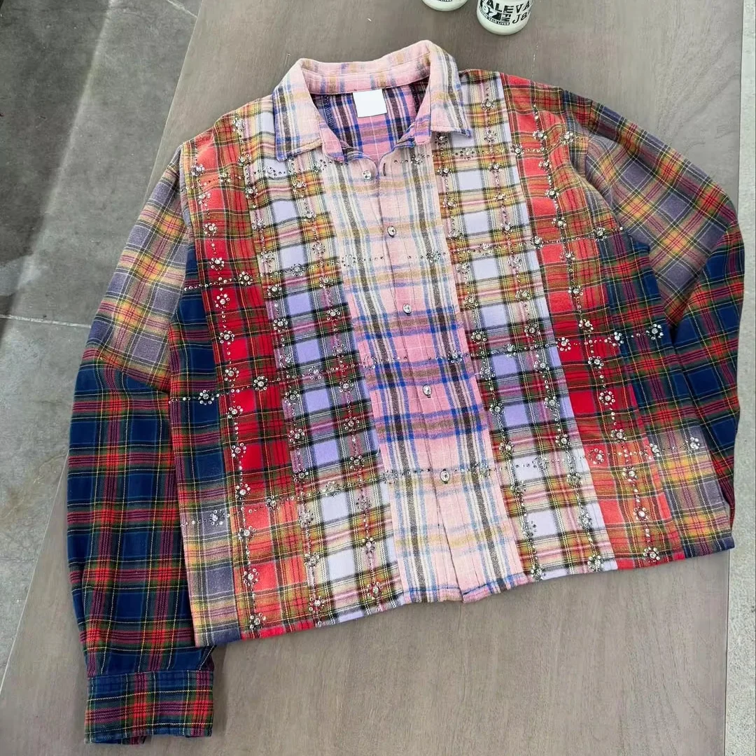koszulka uliczna na wiosnę/jesień z 100% bawełny, oddychająca, z niestandardowym wzorem w stylu vintage, przetarta, z kryształkami rhinestone i kolorowym motywem flanelowym.
