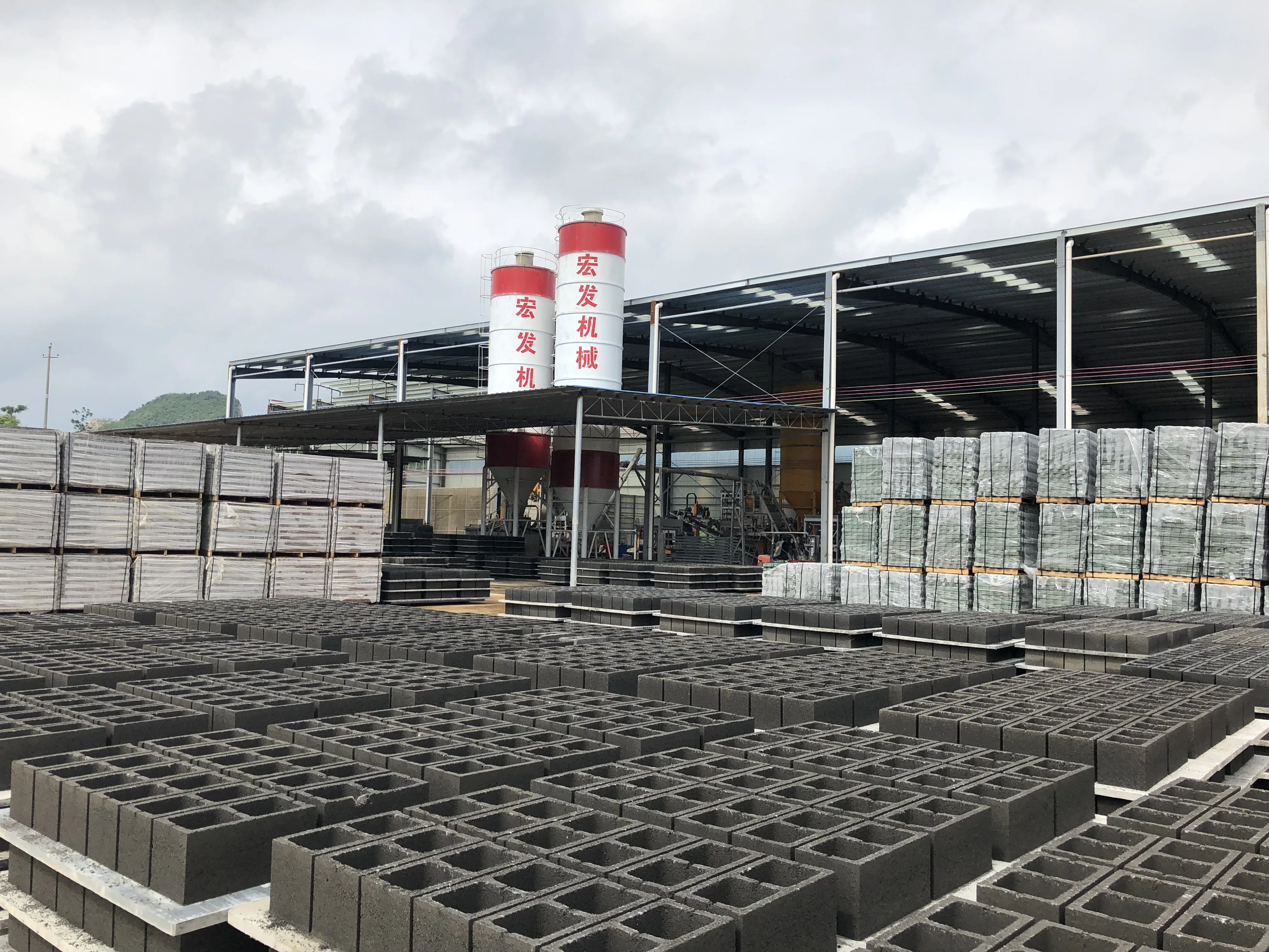Hollow Brick Making Machine Latest Shape Blocks Concrete Machine Make Interlocking Floor Press to Make Bricks Bamboo Pallets