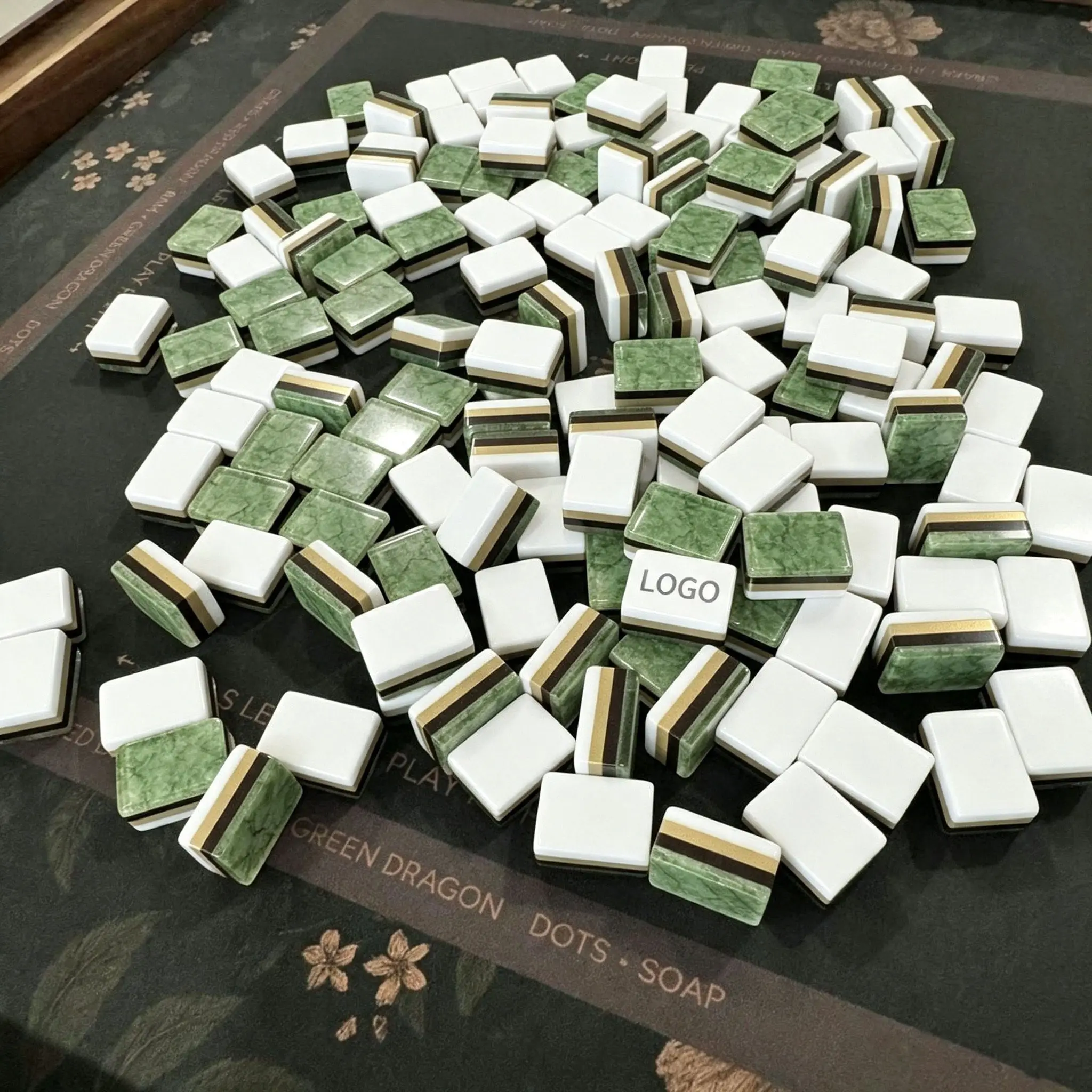 Premium Three-Layer Acrylic US Mahjong Set Emerald Green Marble Grain Golden Trim 160 Tiles Customizable Logo Holiday Gift