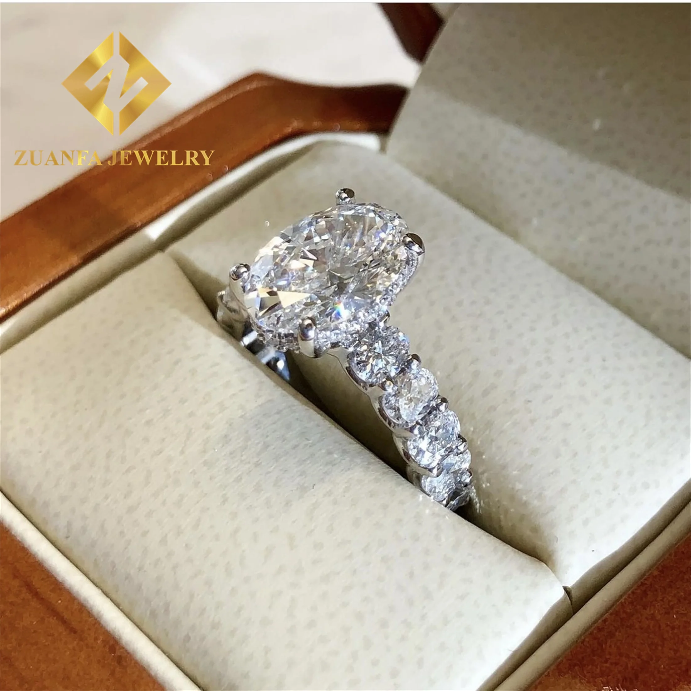 Anel de Noivado de Luxo em Ouro Branco 14K com Diamante Oval de 3Ct Corte  Excelente e Halo Oculto de 4 Garras, Joias de Casamento com Diamante ..., image size:2200x2200