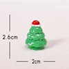 Albero verde con cappello da Babbo Natale