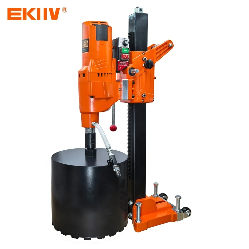 Qiz Bucha, Irpen, Vorzelda jinsiy aloqa uchun yigit qidirmoqda.