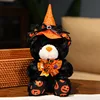 Negro con adornos de calabaza.