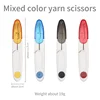 Tijeras para hilo de colores mixtos.