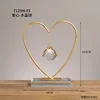 Sfera di cristallo con cuore in metallo