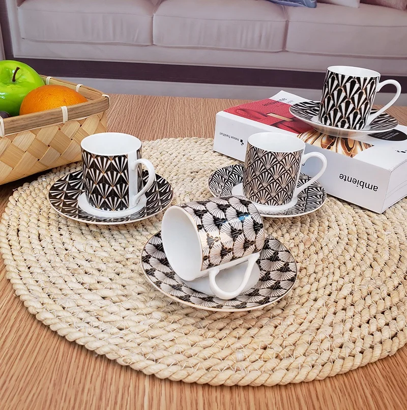 YBK Tech Set Tazza E Piattino In Bone China - 200ml Con Bordo Dorato E Motivo Floreale In Rilievo - 2
