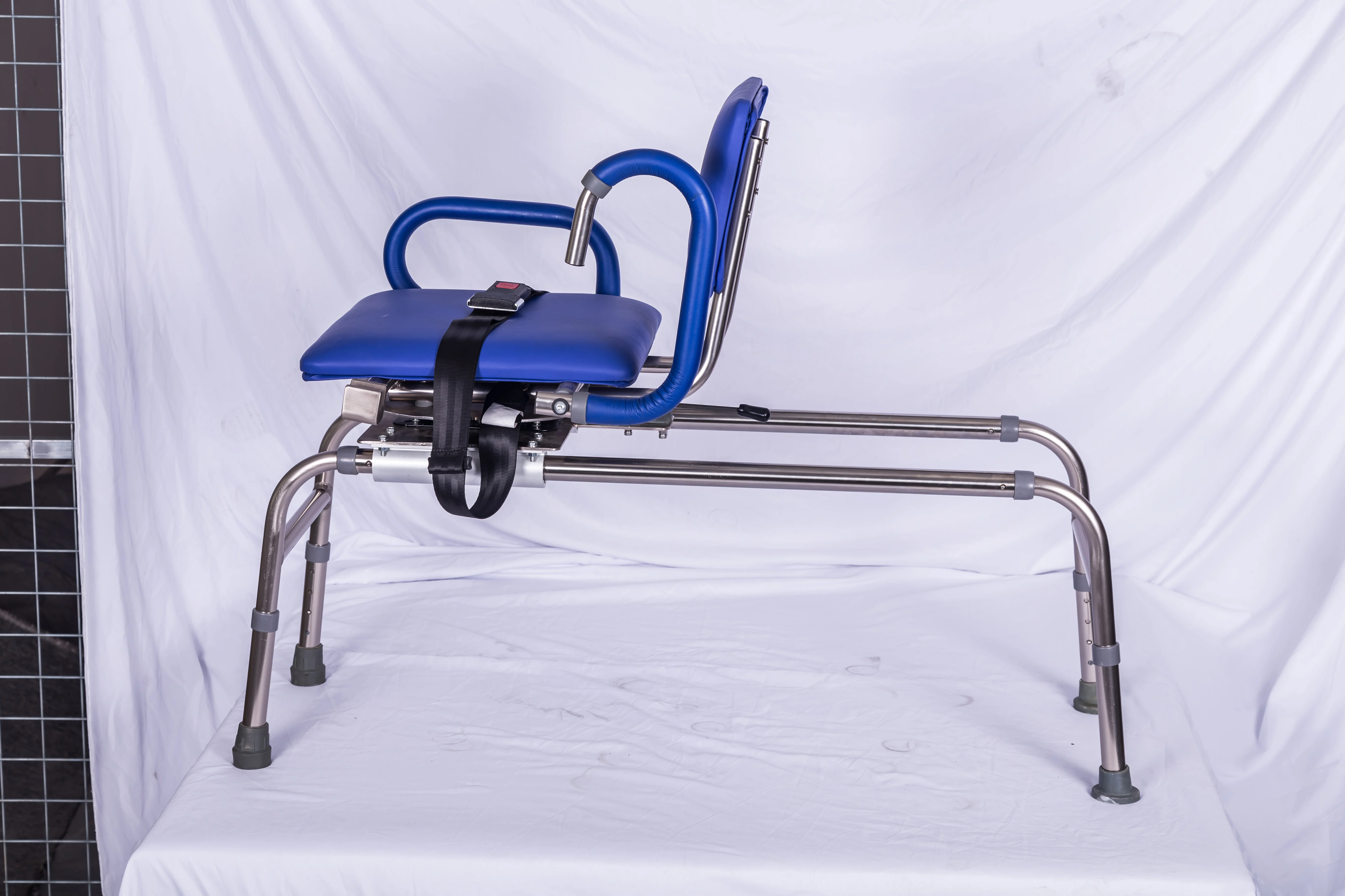 New Aluminum Comfortable Swivel Shower Chair Seat With Back Armrest Suitable For Elderly And Disabled manufacture