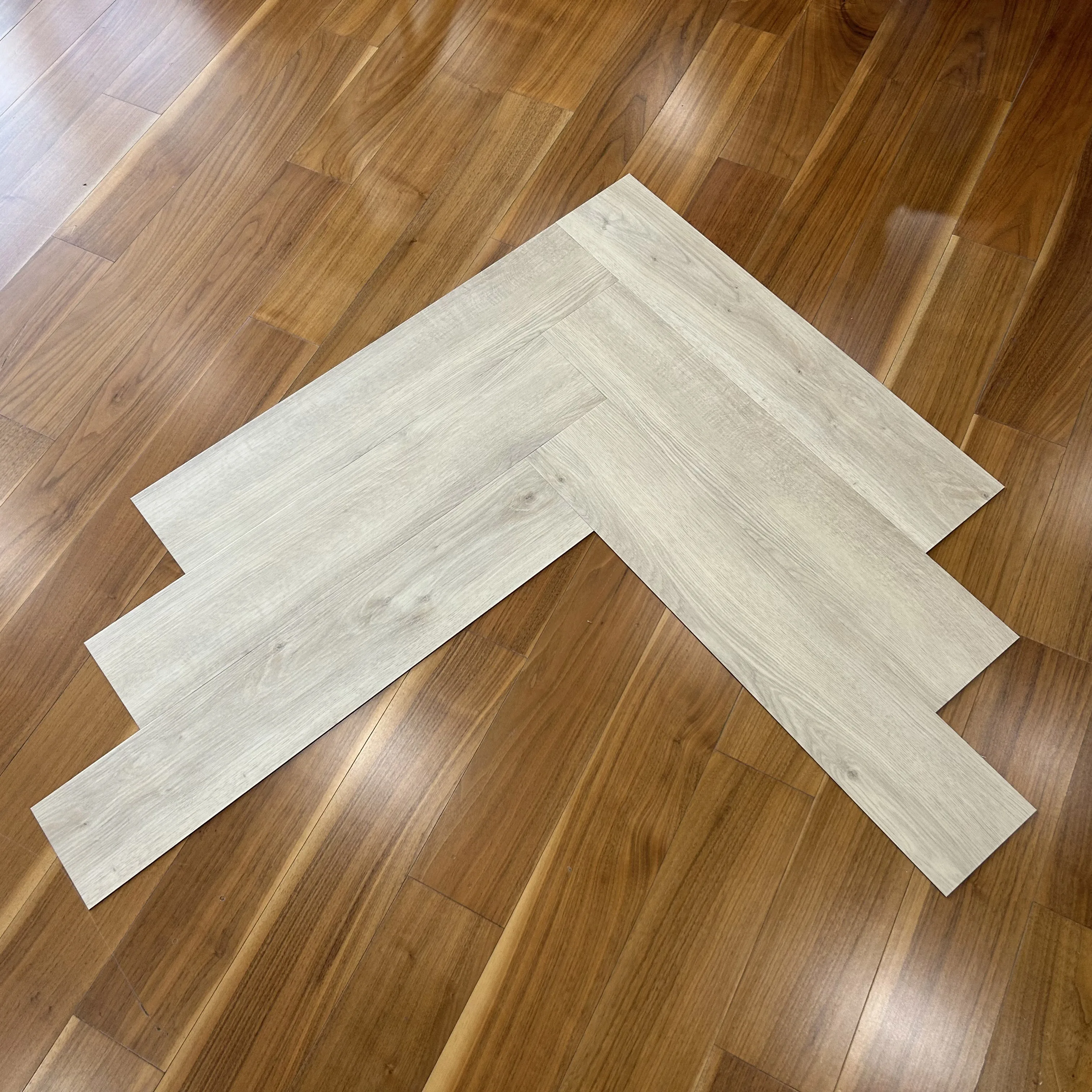 Free Sample Wood Textured Herringbone Luxury Vinyl Plank 600*120mm 2.0mm Wear Layer 0.15mm Pvc Vloeren Pvc Dry Back Herringbone