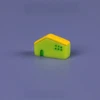 Un tetto giallo e una casa verde.
