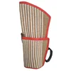 Protectores de brazos de yute con borde rojo.
