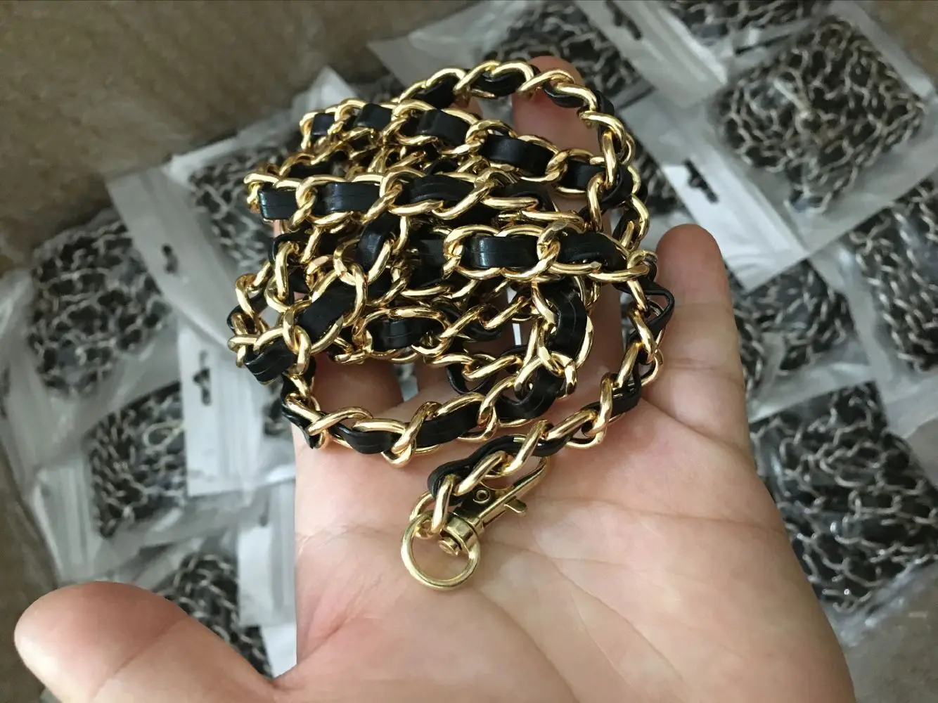 
Чехол для телефона со съемной цепочкой и ремешком на шею 