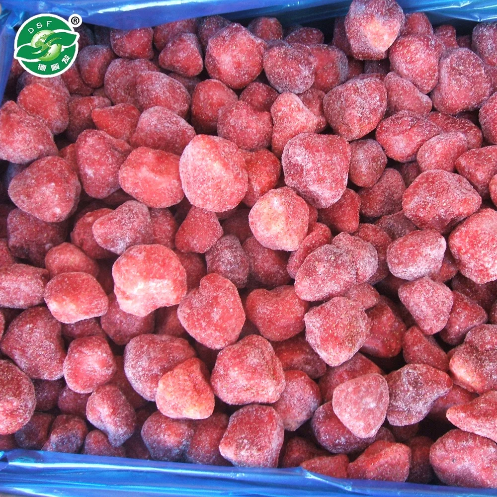 Приготовление сока, сладкие вкусные замороженные фрукты, клубника, кубики, кусочки, паста