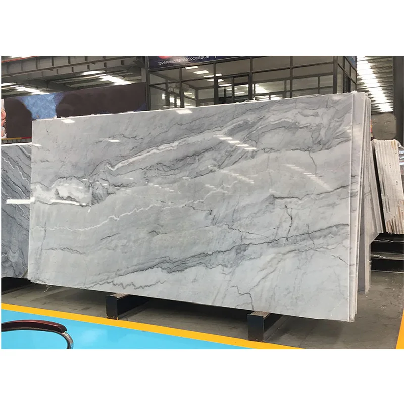 Efekt promocyjny: marmur w naturalnym odcieniu szarości z dużymi płytami i subtelnie białymi żyłkami