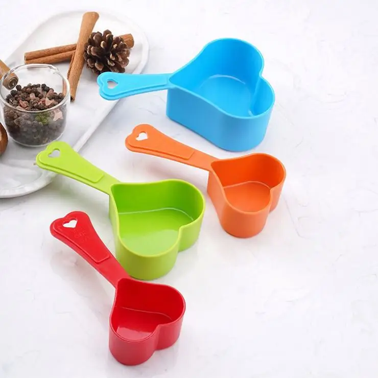 4 pieces set kitchen baking tool plastic heart shaped measuring cup set