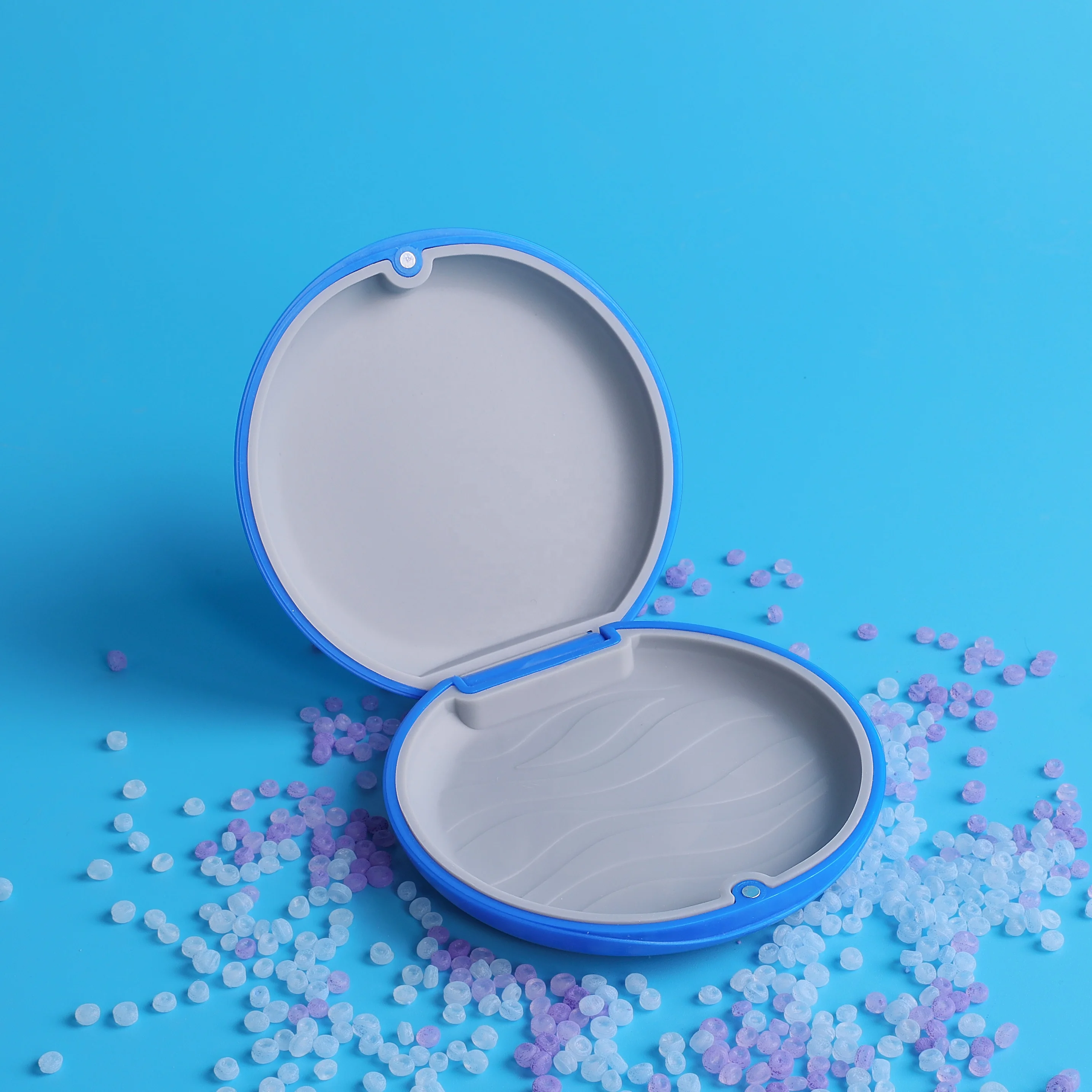 Elegant Silicone Pad Denture Box Compact and Secure Retainer Case with Soft Interior for Aligners