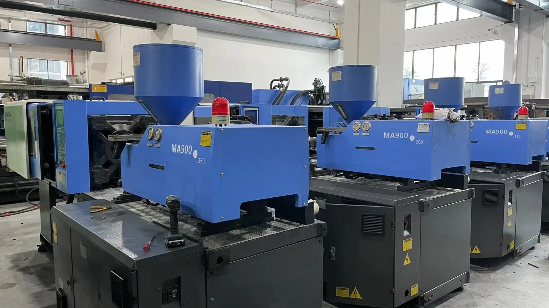 Desktop Plastic Injection Moulding Machine Making Plastic Mold Used