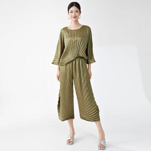 2025 Summer Women's Casual Clothing Two-Piece Set Miyake Pleated Design Shiny Metal Fabric Loose Top Pants