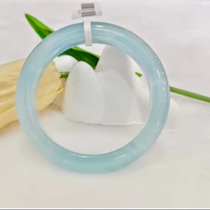 Elegant and Stylish Round-Mouth Fashion Bracelet with Cat's Eye Blue Ice Agate Design Elegant and Stylish Stylish Bangles