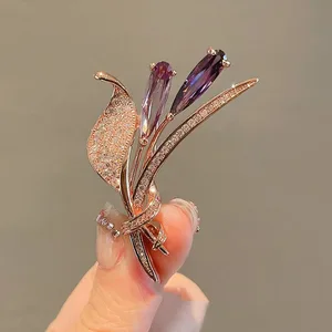 Elegant Women's Coat Pin, High-end Brooch, purple Crystal Corsage Suitable for Weddings, Parties and Other Occasions.