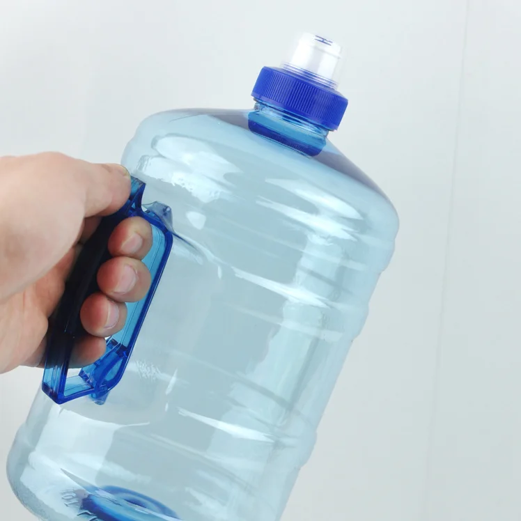 Где купить литровые бутылки. ПЭТ бутылка 10 л. ПЭТ 2 литра. Пластиковая бутылка для воды с ручкой. Вода в ПЭТ бутылках.