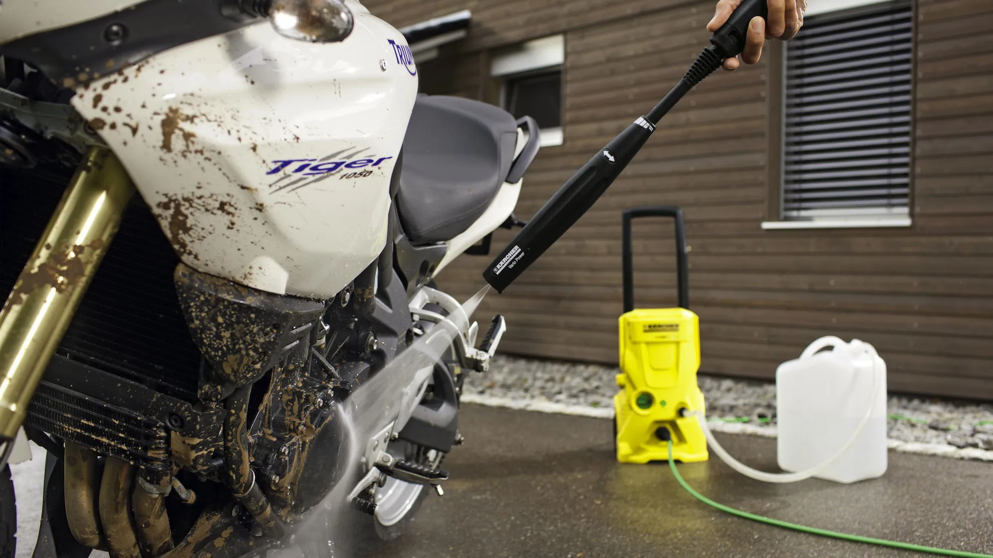 Скутер на мойке. Как мыть мотоцикл. Мойка мотоцикла. Мотоцикл мойка пен. Как мыть мотоцикл.