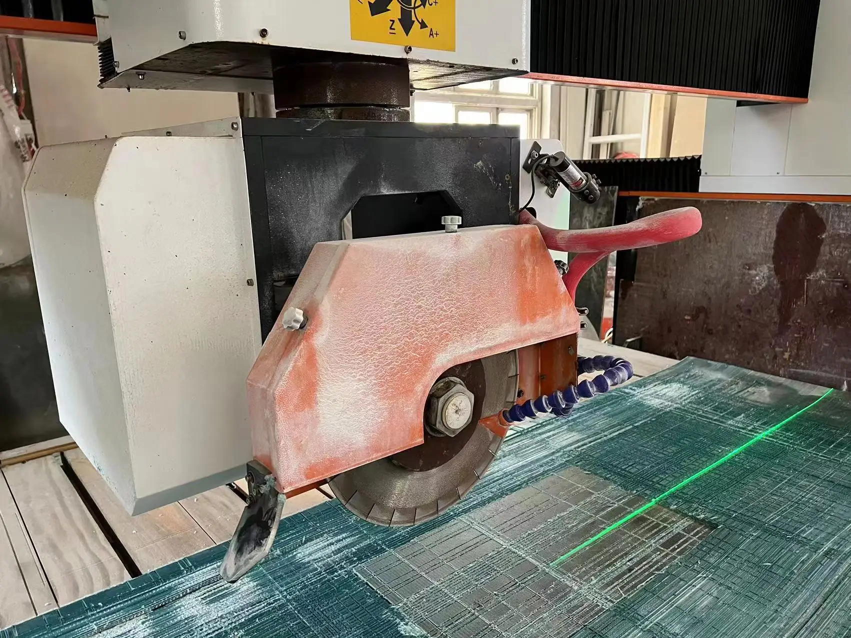 29% скидка! Дешевая 5-осевая гранитная мостовая пила для резки камня Гранитная гравировальная машина кухонной раковины и кромочного профиля