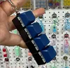 Cuatro llaves con carcasa negra y azul marino.
