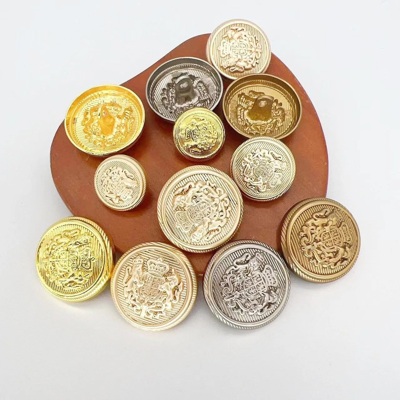Gold Suit Buttons Custom Pattern & Size Metal Buttons for Coat 15mm 18mm 20mm Alloy Crown and lion Buttons