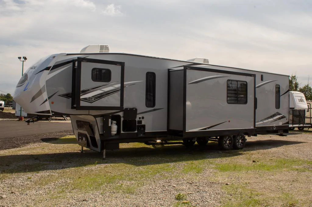 Off Road Fiberglass Toy Hauler Camping Travel Trailer Comfortable Toy