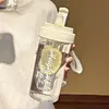 Taza de té blanca con asa de cuerda.