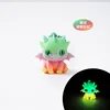 Mignon petit dragon volant arc-en-ciel qui brille dans le noir