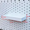 Caja de almacenamiento rectangular blanca.