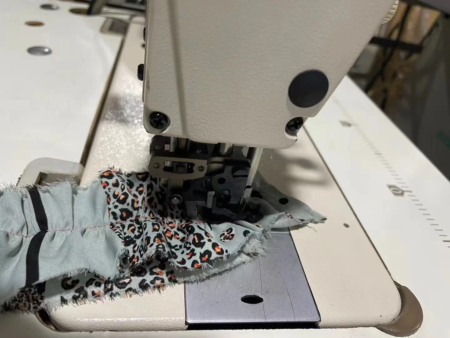 中古 Jukis DLU-5490N-7 自動糸切り電子工業用ミシン
