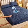 Azul marino, corte recto, diseño de rombos.
