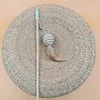 Poste de madera, cuerda de papel, bola redonda.